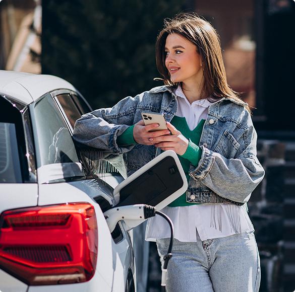 Elektrikli araç şarj eden kullanıcı